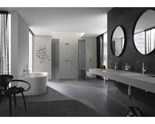 Světlá koupelna s vanou, sprchou, umyvadlem s dvojitým umyvadlem a zrcadly.