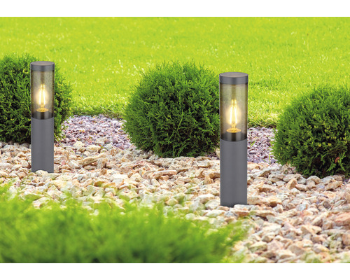 Dvě zahradní světla v zeleném trávníku