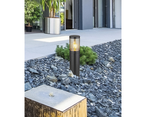 Venkovní svítidlo v zahradě