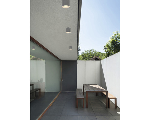 Venkovní prostor s posezením a stropními svítidly