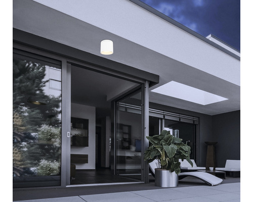 Moderní terasa s posuvnými dveřmi, venkovním osvětlením a lounge nábytkem