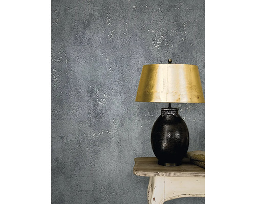 Dekorativní design stěn se stolní lampou na odkládacím stolku