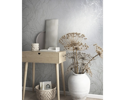 Scéna s tapetou s květinovým vzorem, dřevěný stůl, dekorace a košík