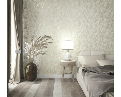 Dekorativní ložnice s vzorovanou tapetou, lampičkou a závěsy