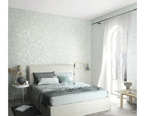 Ložnice s texturovanými tapetami, postelí a okny pro světlou atmosféru místnosti