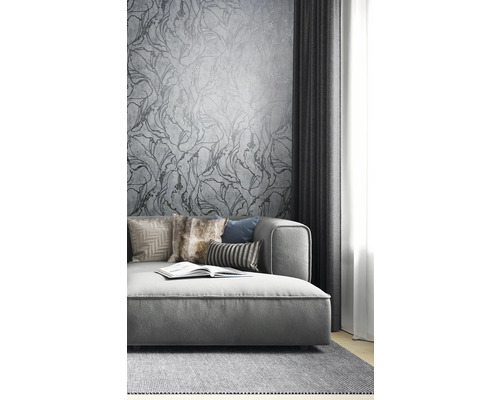 Obývací pokoj s pohovkou, polštáři, kobercem, závěsem a vzorovanou tapetou