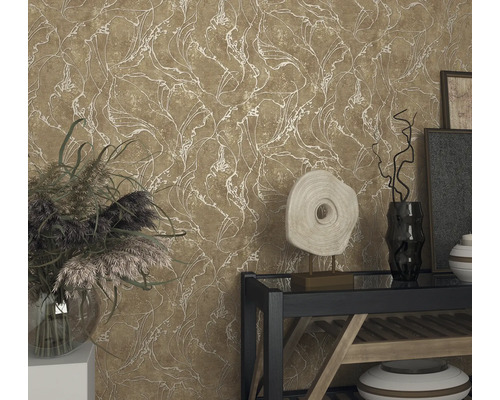 Dekorativní nástěnná dekorace s tapetou se vzorem a bytovými doplňky na stole.