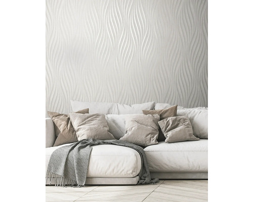 Obývací pokoj s pohovkou a trojrozměrnou tapetou na stěnu s vlnitým vzorem