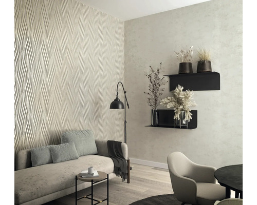 Obývací pokoj se strukturovanými tapetami, policemi a nábytkem