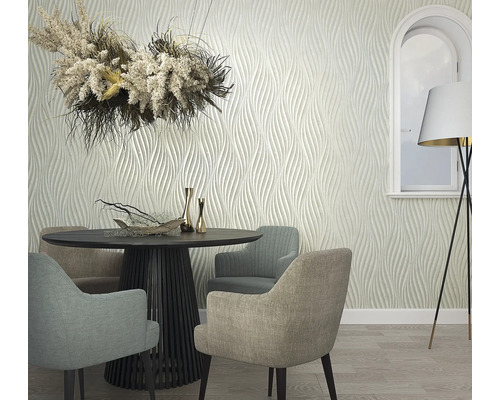Jídelna s kulatým stolem, židlemi, květinovou dekorací, stojací lampou a tapetou se vzorem vln.