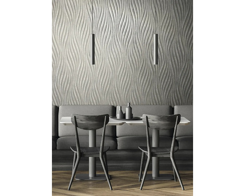 Scéna se strukturovanou stěnou, lavicí, stolem, dvěma židlemi a dvěma závěsnými lampami