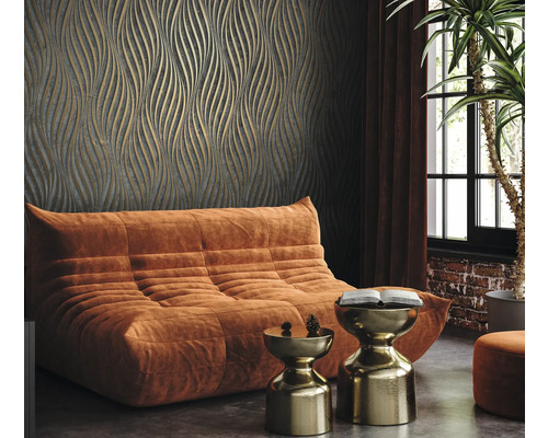 Obývací pokoj s hnědou pohovkou, zlatými odkládacími stolky a vzorovanou tapetou