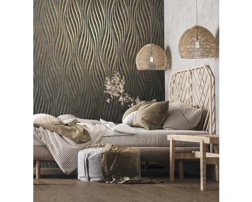 Ložnice s postelí, nočním stolkem a vzorovanou tapetou