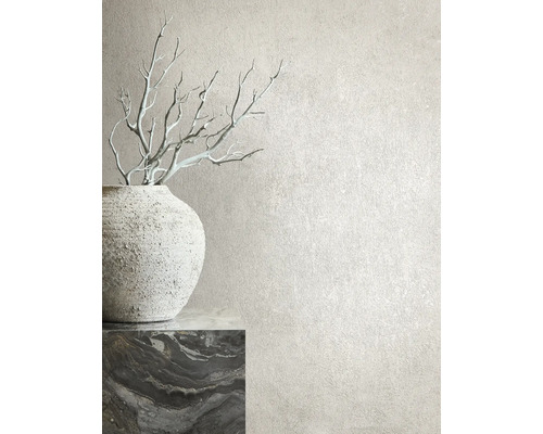 Dekorativní váza s větvemi na stole