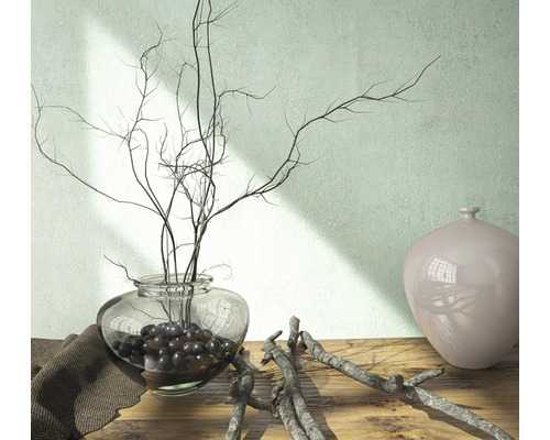 Dekorativní scéna se skleněnou vázou, větvemi a keramickou vázou na dřevěném stole