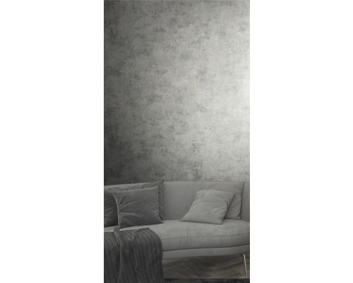 Obývací pokoj s betonovou stěnou a pohovkou