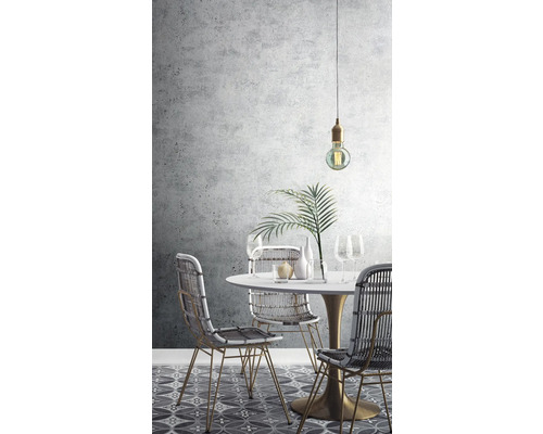 Jídelna s jídelním stolem, židlemi a závěsným svítidlem