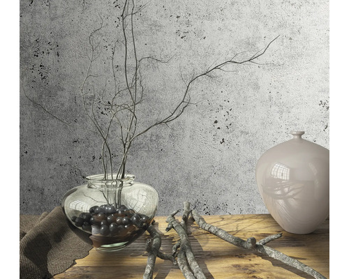 Dekorativní scéna se skleněnou vázou, větvemi a keramickou vázou na dřevěném stole