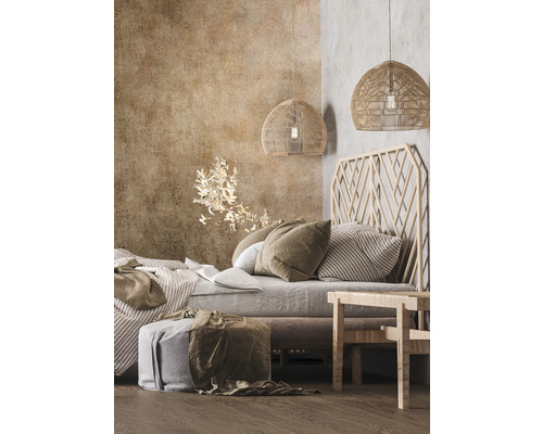 Světlá ložnice s postelí, nočním stolkem a tkanými závěsnými svítidly pro útulnou atmosféru.