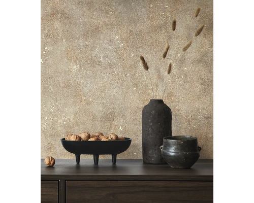 Dekorativní uspořádání s mísou na nožičkách, vlašskými ořechy, vázou a květináčem na skříňce