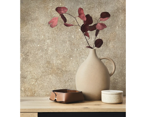 Dekorativní scéna s vázou, větví květin, miskou a plechovkou na dřevěném povrchu.