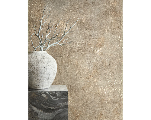 Dekorativní scéna s vázou, větvemi a mramorovou deskou před zdí