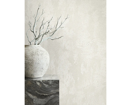 Světlá nástěnná dekorace s omítkovou strukturou, váza a dekorace