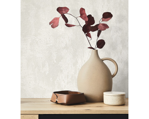 Dekorativní aranžmá s vázou, větvemi a úložnými boxy na stole.