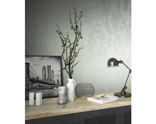 Dekorativní uspořádání na komodě s fotografií New Yorku v pozadí.