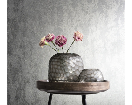 Dekorativní scéna s květinami ve vázách na odkládacím stolku