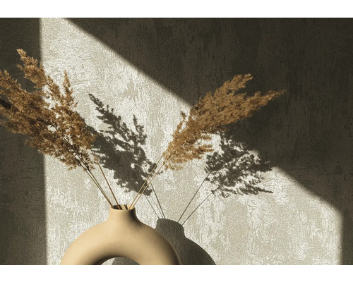 Dekorativní sušené květiny v keramické váze před zdí se stínem