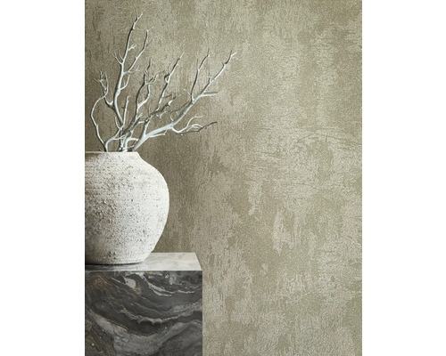 Detail nástěnné tapety s reliéfní texturou vedle ozdobné vázy a větví