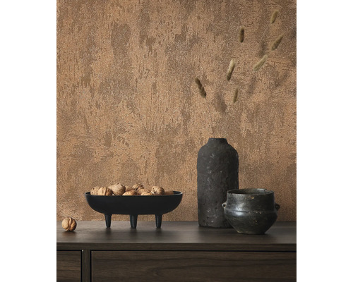 Dekorativní zátiší s mísou plnou ořechů a dvěma vázami