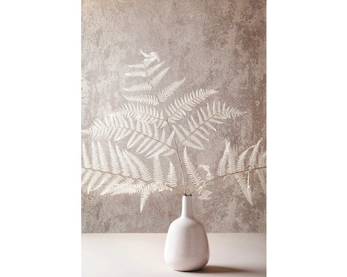 Dekorativní kapradinové listy umístěné ve váze