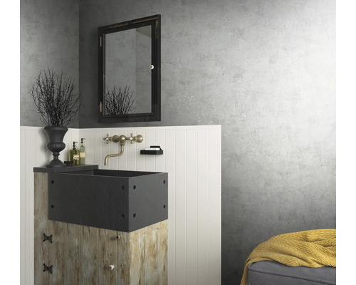 Koupelna s umyvadlem, baterií, zrcadlem a dekoracemi na bílém panelu