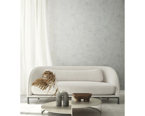 Světlý obývací pokoj s pohovkou, konferenčním stolkem a dekoracemi