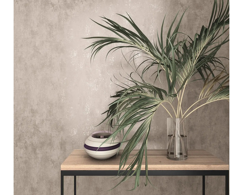 Dekorativní aranžmá s pokojovou rostlinou ve skleněné váze a keramické váze na stole