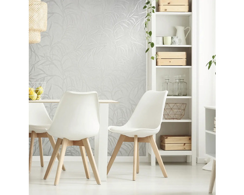 Světlá jídelna s jídelním stolem, židlemi, regálem a vzorovanou tapetou