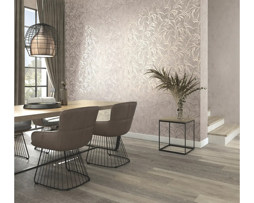 Jídelna s jídelním stolem, židlemi a nástěnnou tapetou s motivem listů.