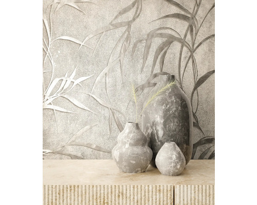 Dekorativní šedé vázy na zdobené skříňce před vzorovanou tapetou