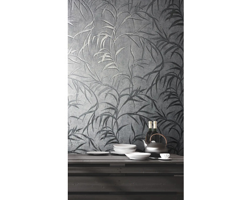 Scéna s vzorovanou tapetou, nádobím a nápoji na dřevěném stole