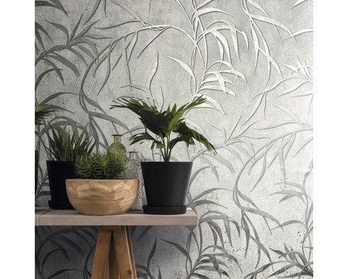 Nástěnná dekorace s šedou tapetou s listy a rostlinami na stole
