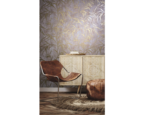 Dekorativní interiér s tapetou se vzorem, křeslem a odkládacím stolkem