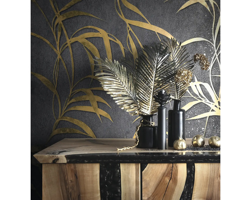 Dekorativní interiérové zařízení s květinovou tapetou, komodou, vázami a dekoracemi