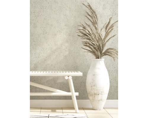 Světlá místnost se vzorovanou tapetou, dřevěnou lavicí a dekorativní vázou