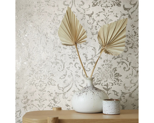 Tapeta se vzorem, váza a dekorace na stole