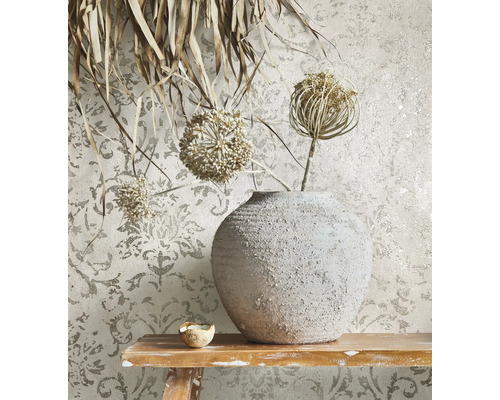 Dekorativní tapeta s květinovým vzorem, váza a sušené květiny na dřevěném stole