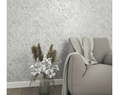 Interiér s vzorovanou tapetou, křeslem a vázou na květiny