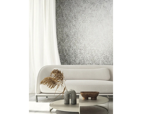 Obývací pokoj s tapetou se vzorem, pohovkou, stolem a dekorací