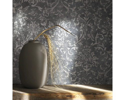 Tapeta s květinovým vzorem, váza a pšeničný klas na dřevěném stole